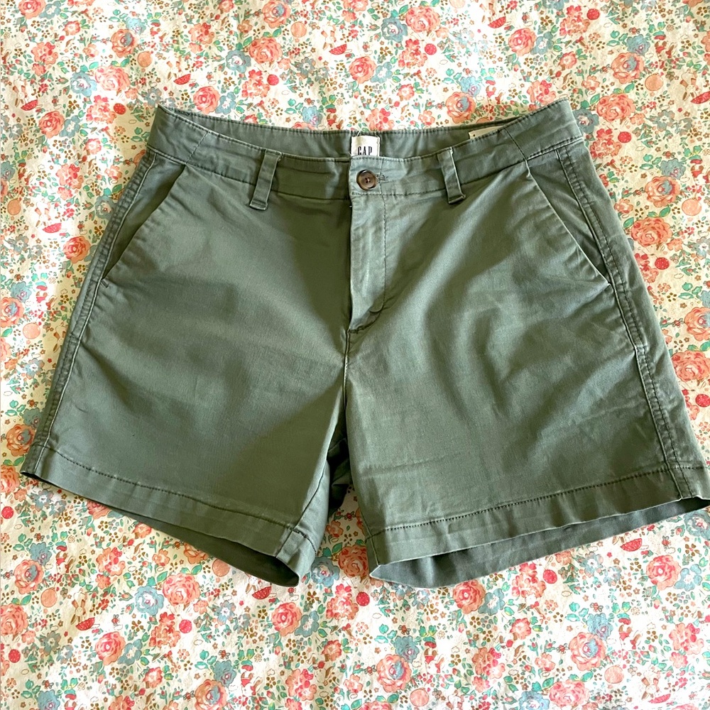 GAP City Shorts. Size 4. Khaki Green. Stretch. 97% cotton 3% spandex